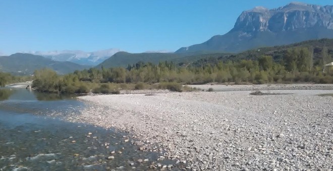 El río Cinca, el principal afluente del Ebro por su volumen de agua, bajaba así esta semana a su paso por Aínsa, en el Pirineo oscense.