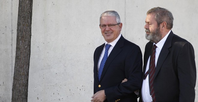 El exdirigente del PP de Galicia y considerado número dos de la trama Gürtel, Pablo Crespo, acompañado por su abogado, Miguel Durán, a su llegada esta mañana a la sede de la Audiencia Nacional de San Fernando de Henares donde se reanuda el macrojuicio del