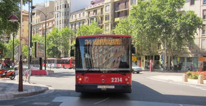 Un autobús urbano en una calle de Zaragoza. E.P.