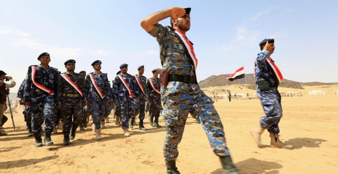 Soldados yemeníes progubernamentales durante un desfile militar. - REUTERS