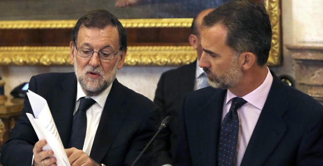 El Rey Felipe VI y el presidente del Gobierno en funciones, Mariano Rajoy, conversan durante la reunión del Patronato del Instituto Cervantes, en el Palacio Real de Aranjuez.EFE/Ballesteros