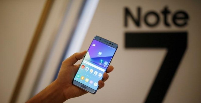 Una modelo sostiene un Galaxy Note 7 durante el acto de lanzamiento del smartphone de Samsung en Seul el pasado agosto. REUTERS/Kim Hong-Ji