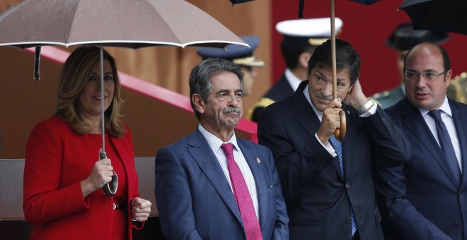 La presidenta de Andalucía, Susana Díaz, con sus homólogos de Cantabria, Miguel Ángel Revilla, Asturias, Javier Fernández, y Murcia, Pedro Antonio Sánchez, en el desfile militar del Día de la Fiesta Nacional, en Madrid. EFE/Javier Lizón