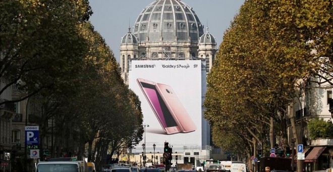 Un gran anuncio del Samsung Galaxy S 7 edge sobre la fachada de la Iglesia de San Agustín, en París. REUTERS/Charles Platiau