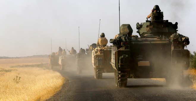 Vehículos blindados del Ejército de Turquía en Karkamis, junto a la frontera con Siria. - REUTERS