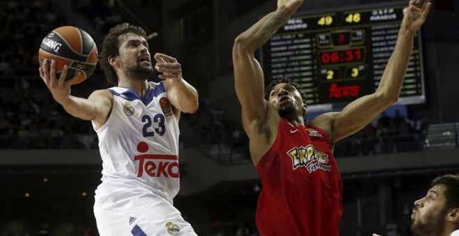 El base del Real Madrid, Sergio Llull (i), entra a canasta ante la defensa del ala-pivot canadiense de Olympiacos, Khem Birch. /EFE