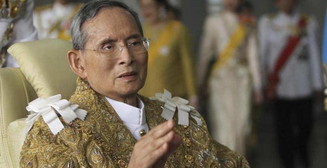 otografía de archivo del 5 de diciembre de 2010 del rey de Tailandia, Bhumibol Adulyadej. / VINAI DITHAJOHN (EFE)