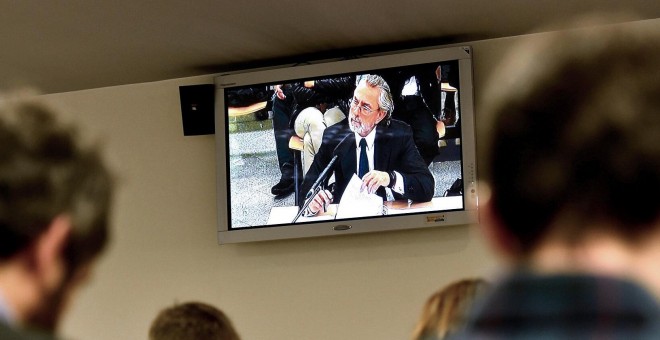 Imagen del monitor de la sala de prensa de la Audiencia Nacional en San Fernando de Henares del presunto cabecilla de la trama Gürtel, Francisco Correa, durante su declaración en el macrojuicio que sienta en el banquillo a 37 acusados de la red corrupta.