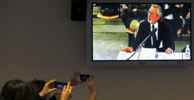 Imagen del monitor de la sala de prensa de la Audiencia Nacional en San Fernando de Henares del presunto cabecilla de la trama Gürtel, Francisco Correa, durante su declaración en el macrojuicio. EFE/Mariscal