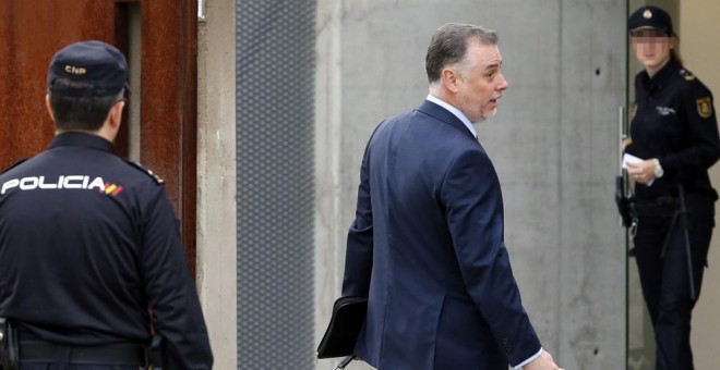 El ex consejero de la Comunidad de Madrid imputado en la causa Gürtel, Alberto López Viejo, a su llegada a la Audiencia en San Fernando de Henares. EFE/Mariscal