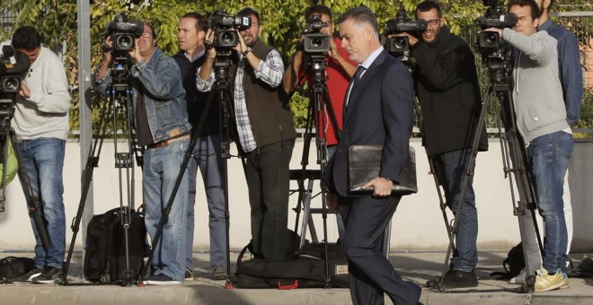 El ex consejero de la Comunidad de Madrid imputado en la causa Gürtel, Alberto López Viejo, a su llegada a la Audiencia en San Fernando de Henares. EFE/Mariscal