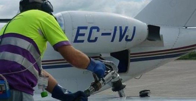 Un trabajadores de SLCA realiza la puesta a bordo de combustible en un avión.- SLCA