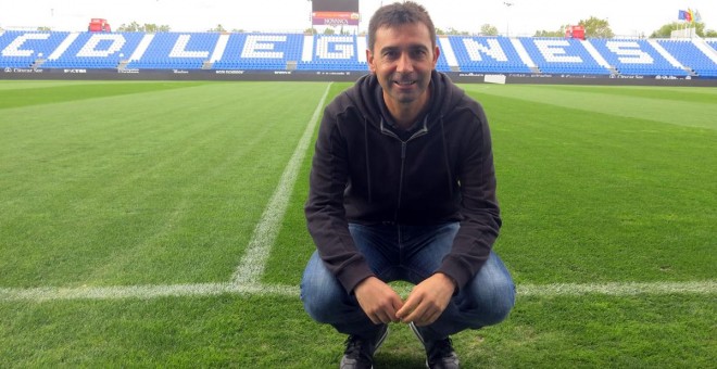 Asier Garitano posa en el césped del estadio municipal de Butarque. /JORGE YUSTA