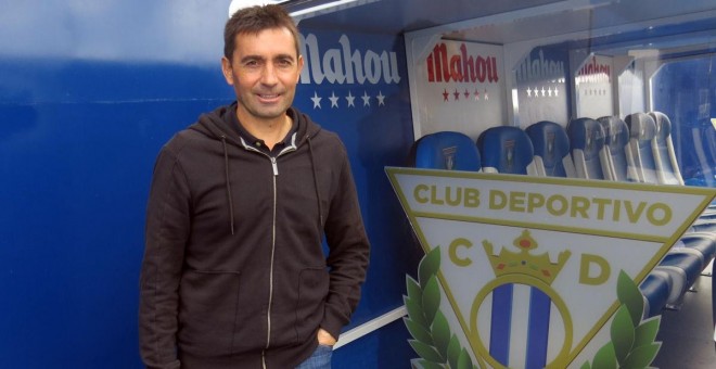 Asier Garitano junto al escudo del Leganés en el banquillo local en Butarque. /JORGE YUSTA