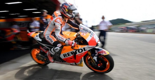 Dani Pedrosa sale del box en un entrenamiento en Motegi. /AFP