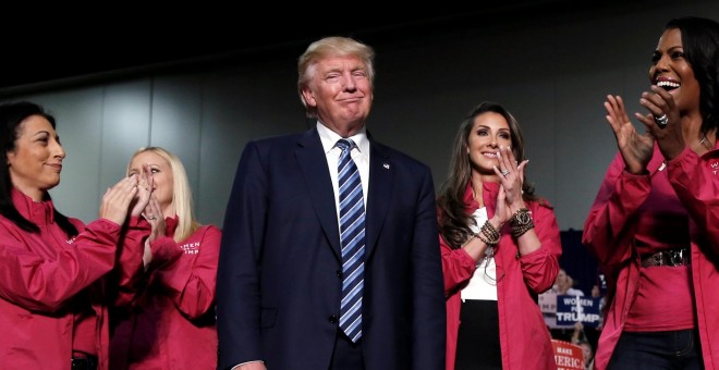 El candidato republicano a la presidencia de EEUU, Donald Trump, junto a mujeres durante un acto en Charlotte. REUTERS/Mike Segar
