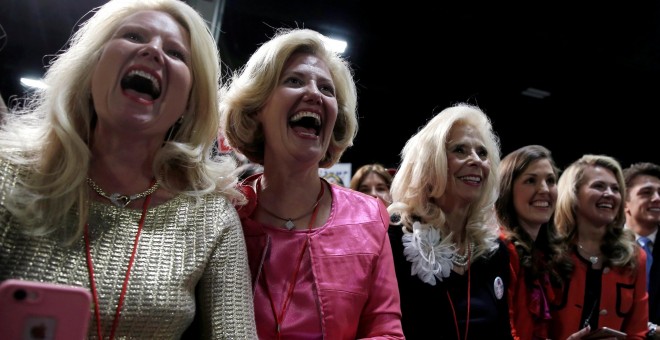 Un grupo de mujeres apoya al candidato republicano a la presidencia de los Estados Unidos, Donald Trump, durante un acto de campaña en Charlotte. REUTERS/Mike Segar