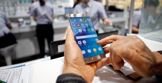 Un cliente con su Galaxy Note 7 en la se de Samsung  en Seúl. REUTERS/Kim Hong-Ji