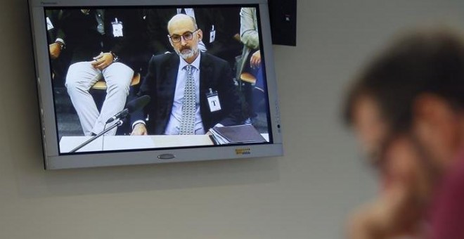 El director de Auditoría Interna de Bankia, Iñaki Azaola, autor del informe que destapó el escándalo de las polémicas tarjetas 'black' de Caja Masdrid, en una imagen del monitor de la sala de prensa de la Audiencia Nacional. EFE/Juan Carlos Hidalgo