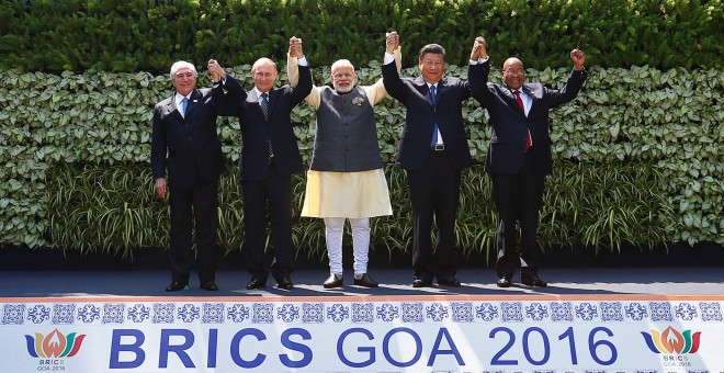 De izquierda a derecha, el presidente de Brasil, Michel Temer, el de Rusia, Vladimir Putin, el primer ministro de la India, Narendra Modi, el presidente de China, Xi Jinping, y el de Sudáfrica, Jacob Zuma en la foto de familia de la cumbre de los BRICS en