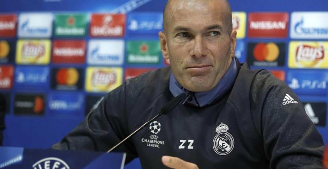 El entrenador del Real Madrid, Zinedine Zidane, durante la rueda de prensa ofrecida junto al defensa Raphael Varane. /EFE