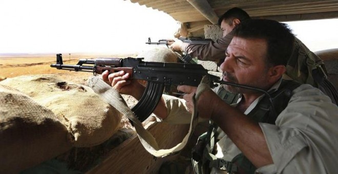 Combatientes kurdos luchan cerca de Erbil contra el Estado Islámico, que pretende aislar a los habitantes de Mosul. / AHMED JALIL (EFE)