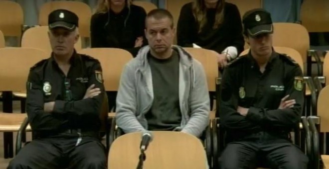 Antonio Ortiz, acusado de sucuestro y abuso sexual a cuatro menores, se sienta en el banquillo de los acusados / EUROPA PRESS
