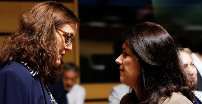 La comisaria europea de Comercio, Cecilia Malmström (izq), conversa con la ministra de Comercio sueca, Ann Linde (dcha) / EFE