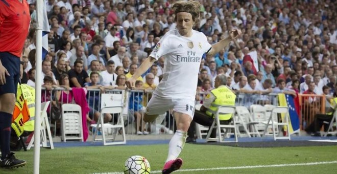 Luka Modric saca un corner en el Santiago Bernabéu.