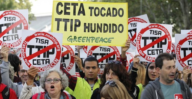 Imagen de la manifestación contra los acuerdos de libre comercio con Canadá (CETA) y EEUU (TTIP) el pasado fin de semana en Madrid. EFE/Víctor Lerena