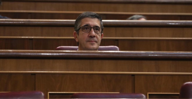 El diputado socialista Patxi López en medio de una despoblada bancada socialista, en el pleno que se ha celebrado la tarde de este martes en el Congreso de los Diputados. EFE/JJGuillen