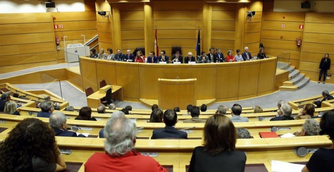 El presidente de la gestora del PSOE, Javier Fernández, preside la reunión que diputados y senadores socialistas han celebrado en el Senado. / REUTERS