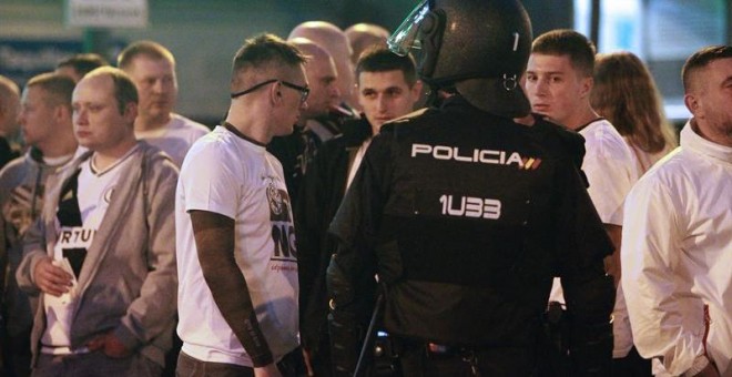 Policías junto a aficionados del Legia antes del partido en el Santiago Bernabéu. EFE/Víctor Lerena