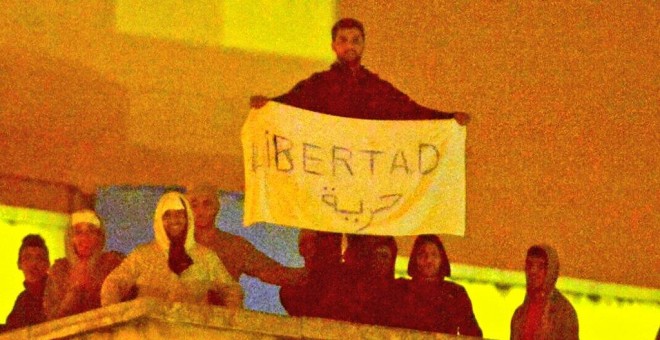 Internos amotinados del CIE de Aluche en Madrid mostrando una pancarta pidiendo 'libertad'.TWITTER/ @AlertaDesahucio