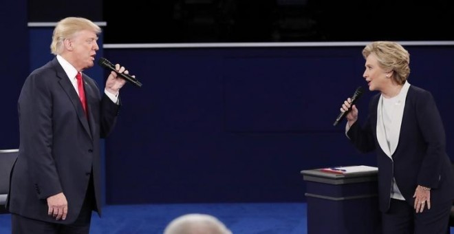 El candidato republicano a la presidencia de Estados Unidos, Donald Trump y la candidata demócrata, Hillary Clinton, durante el segundo debate de la campaña. REUTERS/Jim Young
