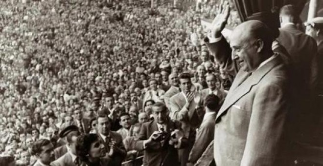 Franco, aclamado en la Plaza de Toros de Barcelona en 1951.