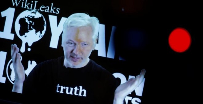 El fundador de Wikileaks, Julian Assange, durante una teleconferencia desde la embajada de Ecuador en Londres. - REUTERS