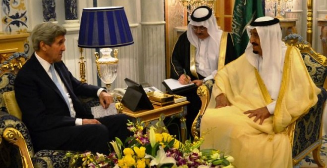 El rey saudí, Salman bin Abdelaziz, junto al secretario de Estado de EEUU, John Kerry. - AFP