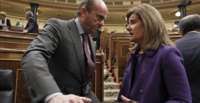 Los ministros de Economía y de Empleo en funciones, Luis de Guindos y Fátima Bañez, en el Congreso de los Diputados. EFE