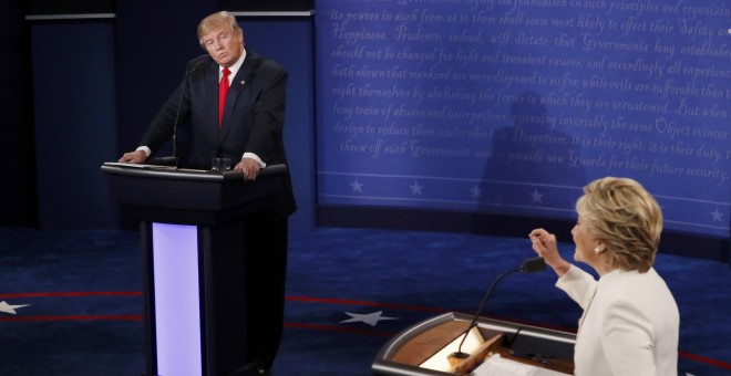 Los candidatos a la presidencia de Estados Unidos, Donald Trump y Hilary Clinton durante el tercer y último debate electoral. REUTERS/Mark Ralston