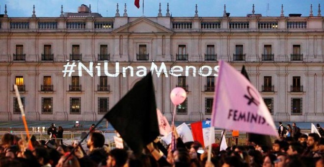Manifestación frente al Palacio de La Moneda, en Santiago de Chile,  contra de la violencia machista. EFE/Mario Ruiz