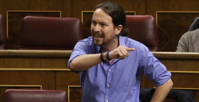 El secretario general de Podemos, Pablo Iglesias, ha intentado sin éxito tomar la palabra y ante su insistencia en hablar con el micrófono cerrado, Pastor le ha llamado al orde. EFE/J. J. Guillén