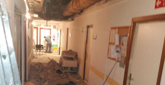 Trabajadores del 12 de octubre denuncian la caída de un techo en el hospital / TWIITTER