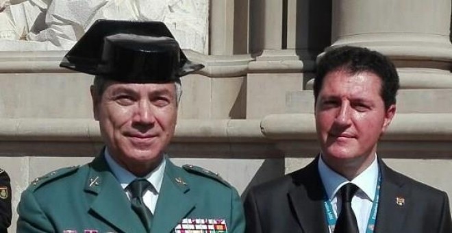 Diego Miranda junto al General de la Guardia Civil Don Antonio Tocón, tras recibir la medalla. / Danilo Albin