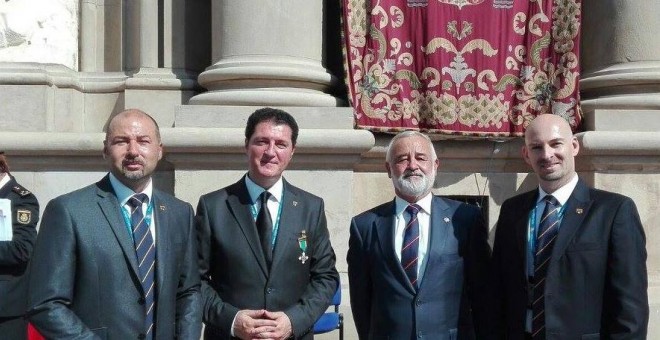 Diego Miranda y otros miembros de GEES Spain junto al Subdelegado del Gobierno en Zaragoza, Ángel Val Pradilla, tras la ceremonia. / Danilo Albin