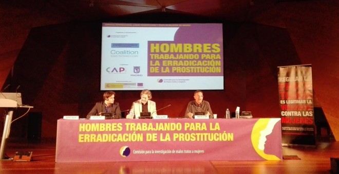 Representantes de diversas organizaciones han protagonizado la jornada internacional 'Hombres trabajando para la erradicación de la prostitución' este jueves en el Palacio de Cibeles. / Sandra Rodríguez
