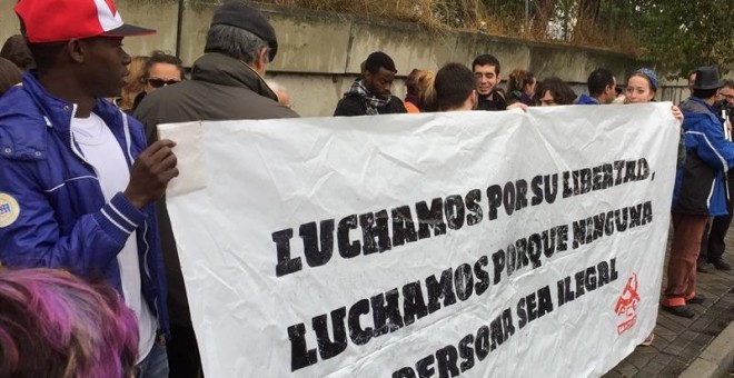 Concentración frente al CIE de Aluche. EUROPA PRESS