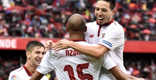 N'Zonzi celebra su gol al Atlético. EFE/Raúl Caro