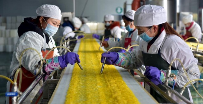 Trabajadores de una empresa de alimentación en la localidad china de Yichang, en la provincia de Hubei. REUTERS/Stringer