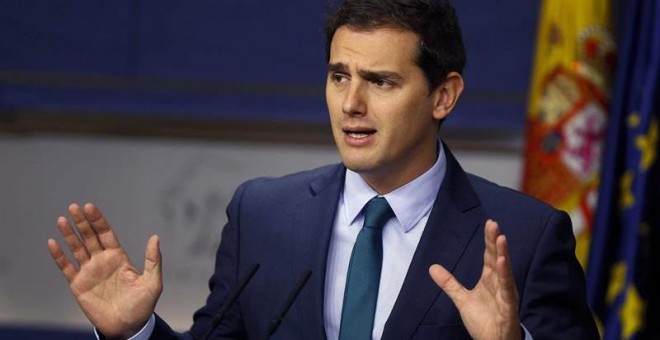 El líder de Ciudadanos, Albert Rivera, durante la rueda de prensa ofrecida en el Congreso, tras la reunión mantenida con el rey Felipe hoy en el Palacio de la Zarzuela. EFE/Paco Campos